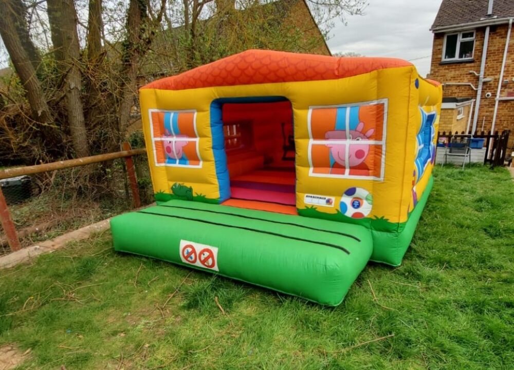 bouncy house for hire in Kent, peppa pig bouncy castle