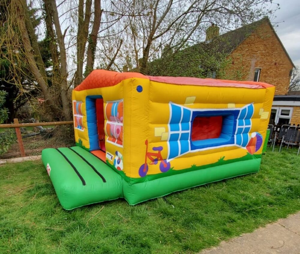 bouncy house for hire in Sussex, peppa pig bouncy castle