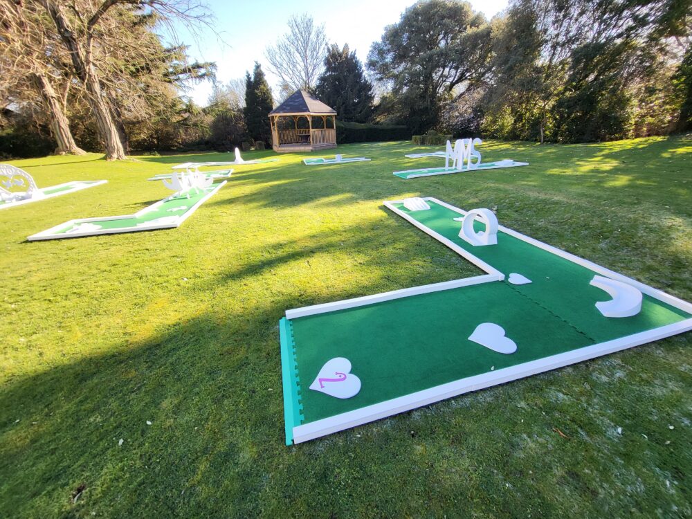 adult mini golf for wedding hire, Sussex