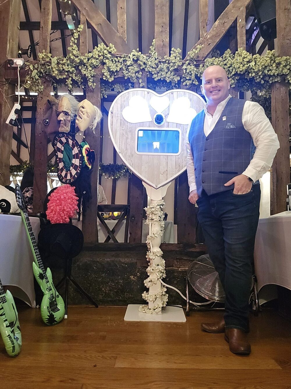 SOS Entertainment, rustic heart photo booth wedding hire